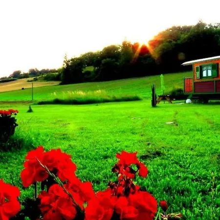 Grand Pré ! Et La Roulotte De Hébergement de vacances