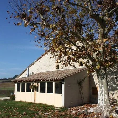 Grand Pré ! Et La Roulotte De Hébergement de vacances
