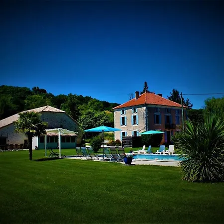Grand Pre ! Et La Roulotte De Holiday home *