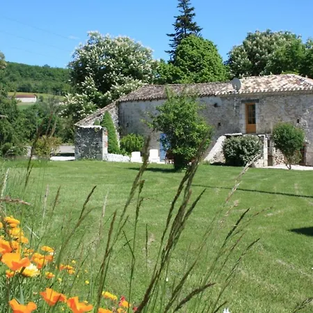 Grand Pre ! Et La Roulotte De Holiday home *