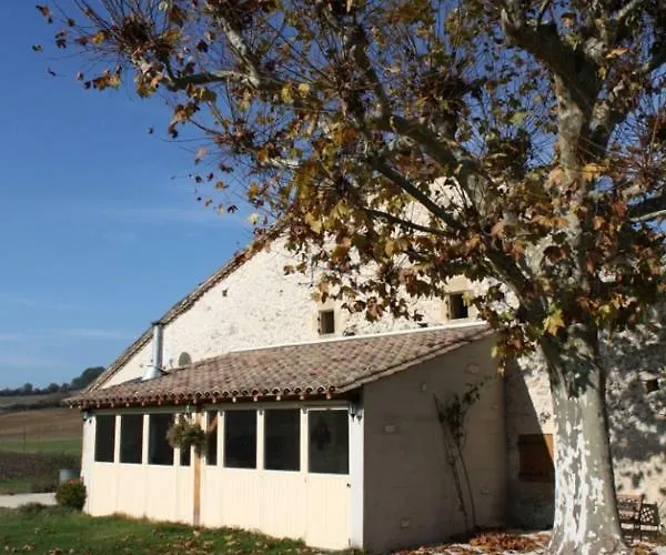 Grand Pré ! Et La Roulotte De Hébergement de vacances